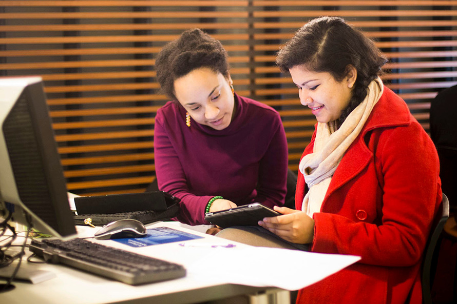 student meets with advisor