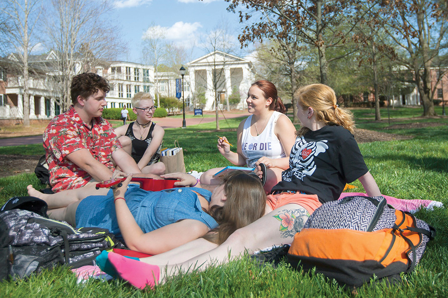 Oxford students picnic on the quad